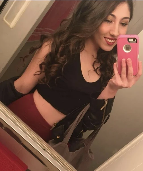 01-jazmine-waist-up-selfie