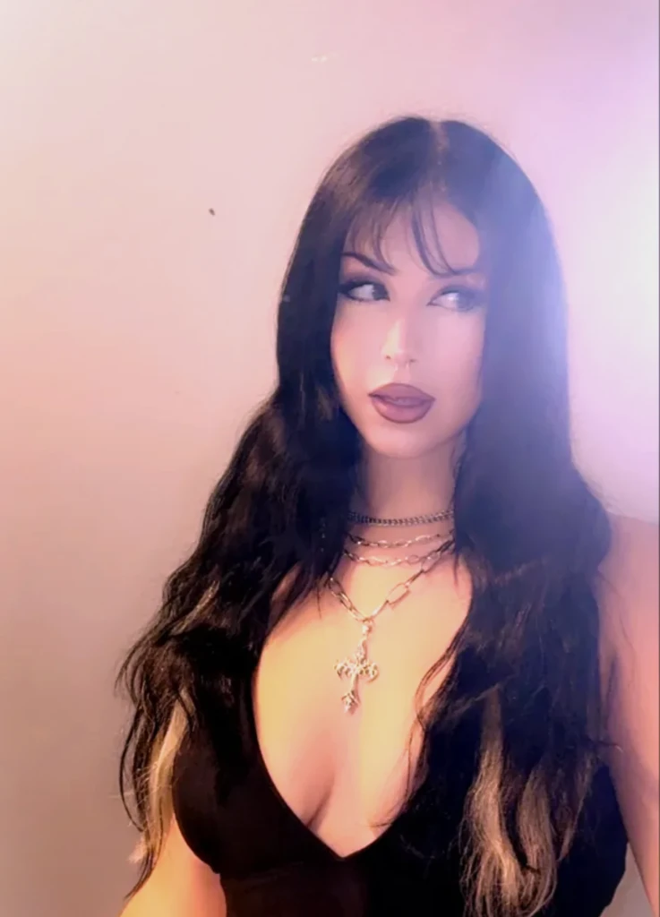 02-lana-cleavage-elvira